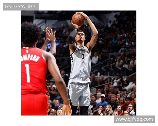 马刺与火箭季后赛对决回顾:经典战役与球星表现的精彩瞬间